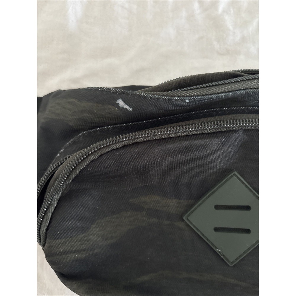 Dickies Fanny Pack Camouflage Pattern With Three Zipper Compartments - Picture 2 of 8